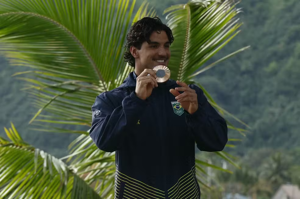 Gabriel Medina com a medalha de bronze